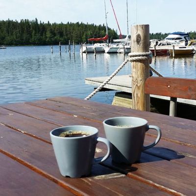 Kahvimukit pöydällä venerannassa.