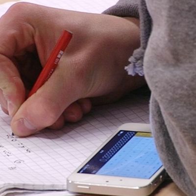 Oppilas matematiikan tunnilla.