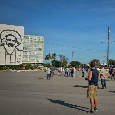 Lehdistö ja toisinajattelijat odottivat performanssitaiteilija Tania Brugueran saapumista Plaza de la Revolución -aukiolle Havannassa 30. joulukuuta 2014. Taiteilijan initioima sananvapaustapahtuma ei kuitenkaan toteutunut.