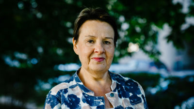 Kirsi Varhila tittar in i kameran.