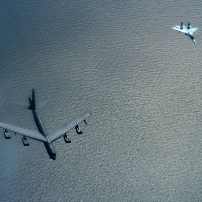 B-52 ja Su-27 lentokoneet