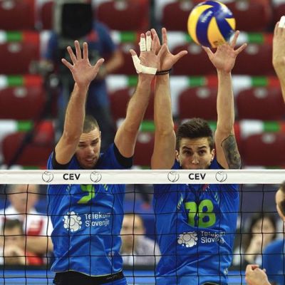 slovenia yllätti puolan lentopallon em-kisoissa Bartosz Kurek (R) of Poland spikes the ball against Slovenia's Mitja Gasparini (L-R) ,Dejan Vincic, and Klemen Cebulj