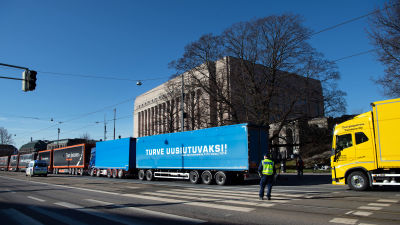 Demonstrantbilar utanför riksdagshuset