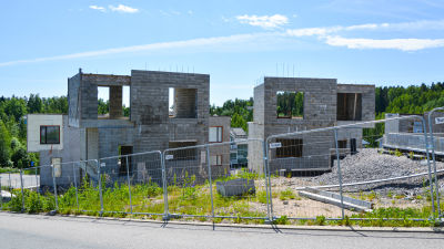 Halvfärdiga hus.