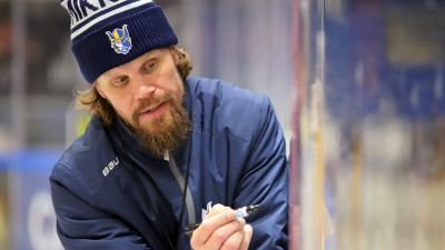 Olli Jokinen ritar på taktiktavla.