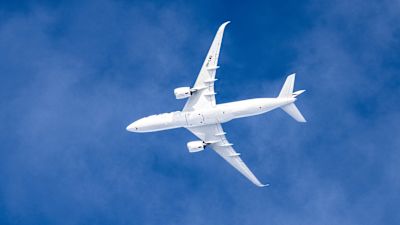 Ett flygplan i luften fotograferat underifrån.