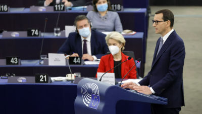 Polens premiärminister Mateusz Morawiecki talar till EU-parlamentet i Strasbourg. I bakgrunden ser man EU-kommissionens ordförande Ursula von der Leyen. 