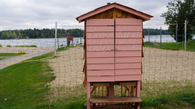 En bokkiosk på en strand. En bokkiosk är som ett miniatyrbibliotek där man kan läsa böcker på plats eller lämna in en egen bok i utbyte med en av böckerna som finns i kiosken.