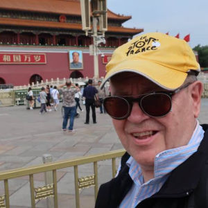 Heikki Kastemaa katsoo hymyillen kameraan Pekingissä sijaitsevan Kielletyn kaupungin portin edustalla.