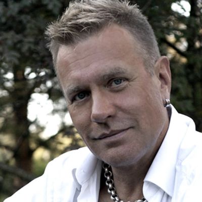 Tauski Peltonen hymyilee puistossa