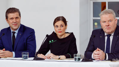 Självständighetspartiets ledare Bjarni Benediktsson (längst till vänster), Katrín Jakobsdóttir och Sigurður Ingi Jóhannsson som leder Framstegspartiet.
