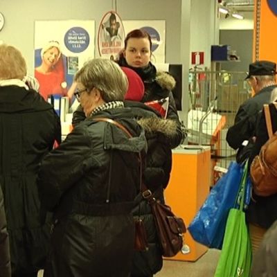 Ihmisiä jonottaa Postissa