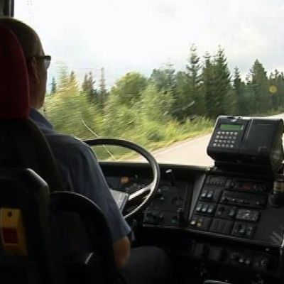 Linja-auto ajaa maaseudulla.