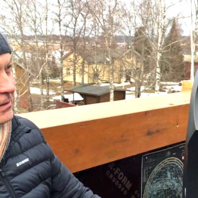 Timo Loikala katsoo teloskooppia tähtitornissaan.