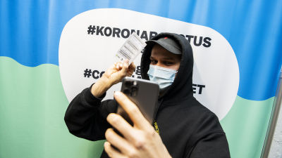 Juha Sjögren sai Pfizerin koronarokotteen ja kuvasi itsensä rokotuksen jälkeen.