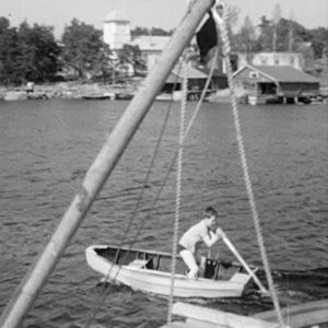Poika veneilee Haapasaaressa 1964.