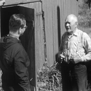 Olavi Puusaari haastattelee Haapasaarilaista miestä vuonna 1964.