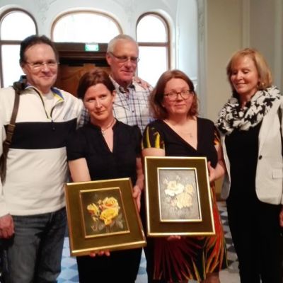 Debbie, John ja Tim de Nottbeck lahjoittivat Alfred von Nottbeckin tekemät taulut Tampereen kaupungille.