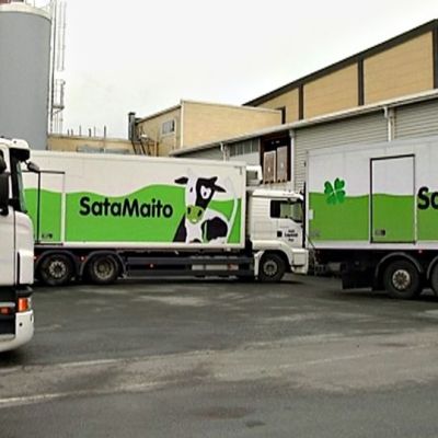Kuorma-autoja, joiden kyljessä lukee Satamaito.