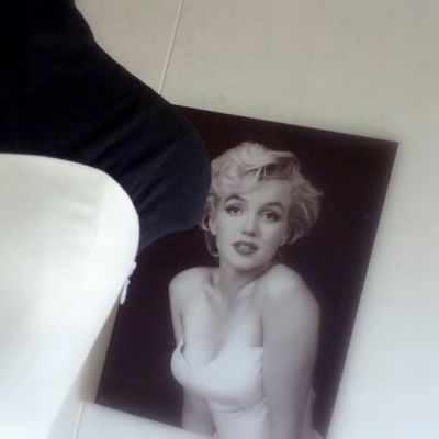 Anniina Vinkin tekemä puku mallinuken yllä, taustalla kuva Marilyn Monroesta