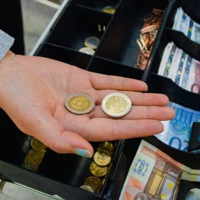 Kahden euron ja Thaimaan 10 bahtin kolikko menee helposti sekaisin