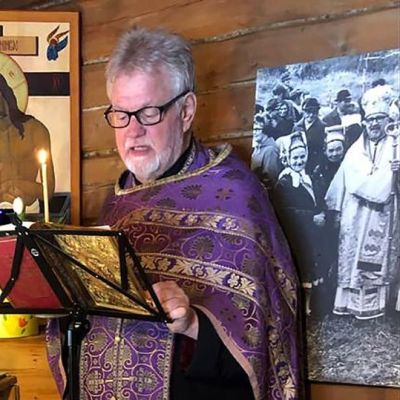 Pappi Rauno Pietarinen lähettää verkossa videojumalanpalvelusta Sevettijärven ortodoksisesta kirkosta.