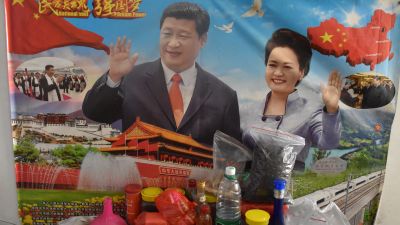 Affischer på presidenten Xi och hans hustru Peng Liyuan pryder också oräkneliga fattiga kinesers hem. Med hjälp av kampanjen vill Xi befästa sitt rykte om att vara en vän av gemene man.