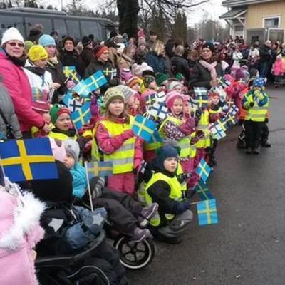 En ivrig publik väntade på kungaparet vid tågstationen i Villmanstrand.