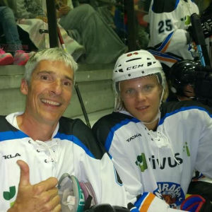 Mikko Fritze ja Mikael Granlund All stars -jääkiekkopelin vaihtopenkillä.