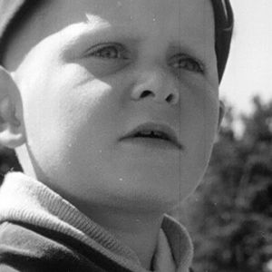 Poika katselee Haapasaaressa vuonna 1964.