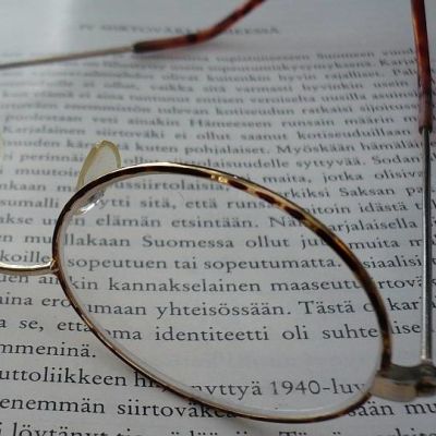 silmälasit ja kirja