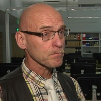 Sähköiset ylioppilaskirjoitukset tietävät lukiolle haasteita, Lyseonpuiston lukio rehtori Jorma Hämäläinen sanoo.