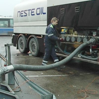 Nesteen tankkiauto täyttää huoltoaseman säiliötä.