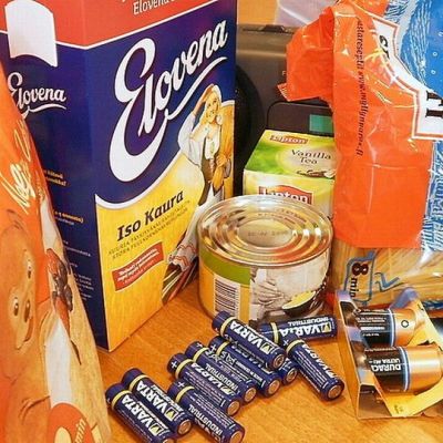 Kotivaraan kuuluvia ruokia ja paristoja