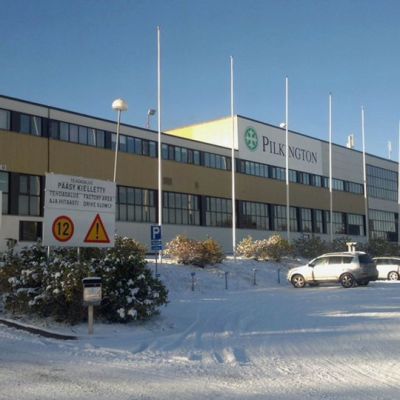 Luminen ulkokuva tehdasrakennuksesta