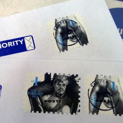 Kaksi kirjettä, joissa on Tom of Finland -postimerkkejä