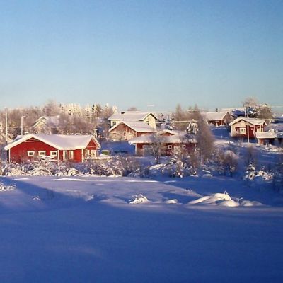 Kieringin kylä kylpee talviauringossa