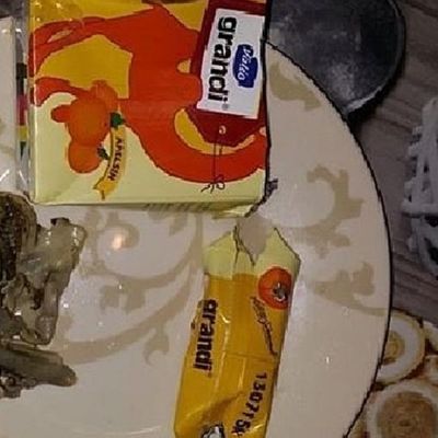 Kuvassa hometta ja rikkinäinen pillimehupurkki
