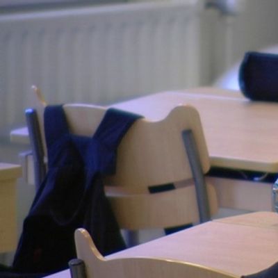 Penaali pulpetin päällä