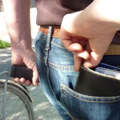 Lompakko saattaa lähteä varkaan matkaan uhrin huomaamatta.