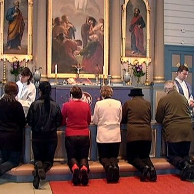 diakonissa Sirkka Kiuru ja kirkkoherra Mika Lehtola jakavat ehtoollista Lappeen Marian kirkossa