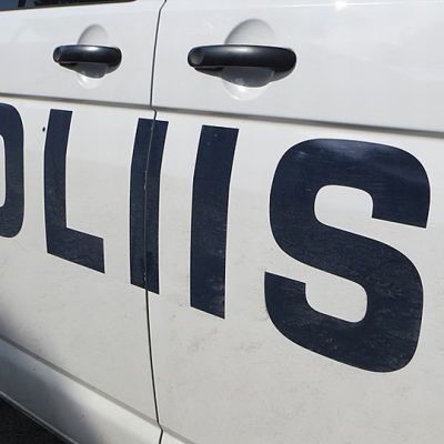 Poliisiteksti auton kyljessä.