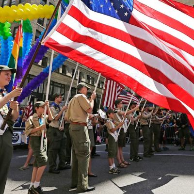Partiolaiset marssivat Pride-juhlan kulkueessa New Yorkissa.
