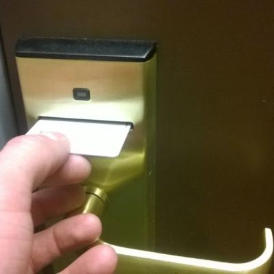Kuvassa avainkorttia syötetään hotellihuoneen kortinlukijaan.
