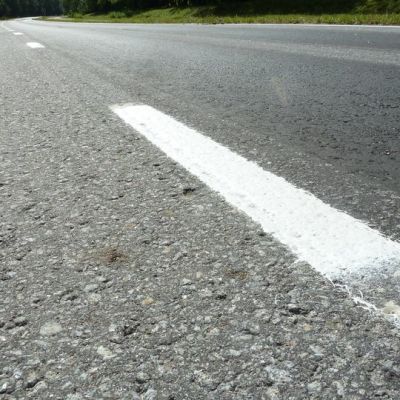 Asfalttia ja keskiviivaa.
