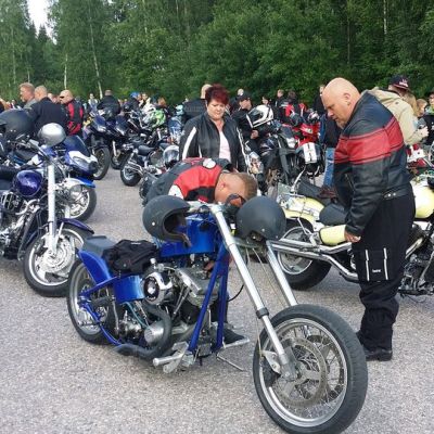 Motoristit ovat kokoontuneet mopo-onnettomuudessa menehtyneen pojan muistokulkuetta varten