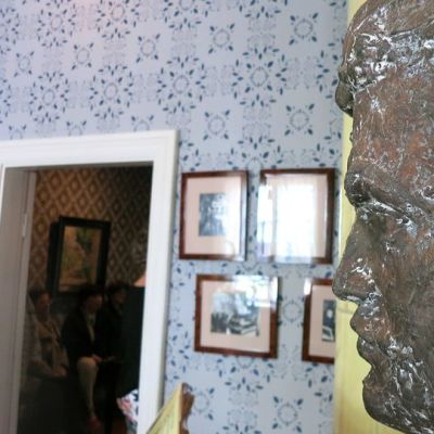 Sibeliuksen rintakuva säveltäjän syntymäkodissa