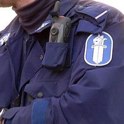 Poliisi käsivarret ristissä.