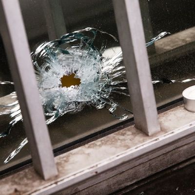 Luodinreikä Charlie Hebdon lehden toimitukseen tehdyn terrori-iskun jäljiltä.
