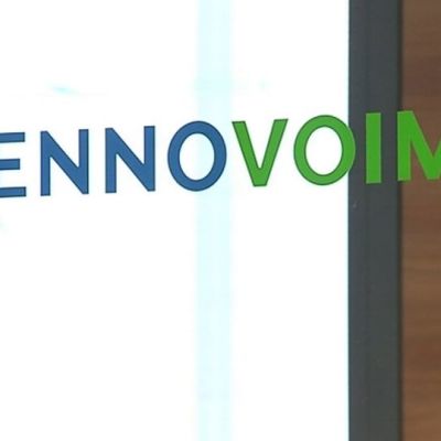 Fennovoiman logo yhtiön ovessa.